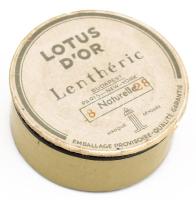 Plasztikus virágokkal díszített porcelán bross. Kézzel festett, jelzés nélkül, d: 43 mm. Régi franci...