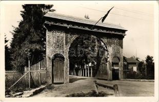 Kolozsvár, Cluj; Székely kapu a m. kir. gazdasági akadémia udvarán. Fenesi út 56-58. / Transylvanian wooden carved gate