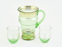Vizeskanna 2 db pohárral, anyagában színezett, fújt retro üveg, kisebb kopásnyomokkal, m: 19 cm, 9 cm