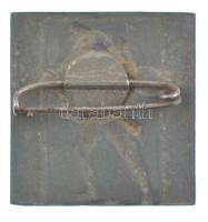 Osztrák-Magyar Monarchia 1916. "1914-1916 " rohamozó honvédet ábrázoló Zn sapkajelvény (29...