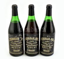 1985 Hosszúhegyi Merlot, 3 palack muzeális bor, hajós-bajai borvidék, szakszerűen tárolt bontatlan palack vörösbor, kopott, sérült címkékkel. 0,75lx3