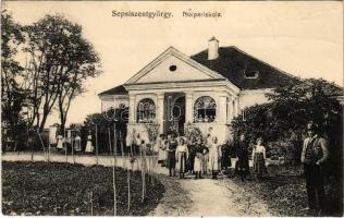 1913 Sepsiszentgyörgy, Sfantu Gheorghe; Női ipariskola. Benkő M. kiadása / girl school