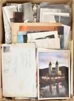 Közepes doboznyi vegyes papírrégiség, benne sok képeslap, nyomtatványok, térkép, 200 db régi fotó, söralátét, prospektusok, festményaukció katalógusa, stb., érdemes átnézni