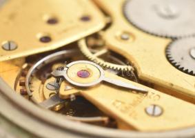 Omega fém tokos zsebóra, működik, kopásnyomokkal, d: 4,5 cm