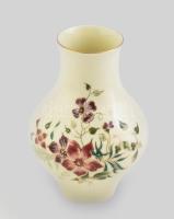 Zsolnay virágmintás porcelán váza, kézzel festett, jelzett, mázhajszálrepedésekkel, m: 18 cm