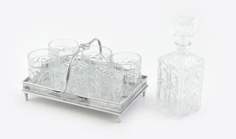 Whiskys kínáló szett: kiöntő üveg, 6 db pohár, fém tálca. Formába öntött üveg, az egyik pohár szélén kis csorba, m: 9-24 cm