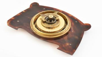 Art deco 8 napos kézi felzúzós asztali óra, teknöspáncél kerettel, kis sérüléssel. 11,5 cm Működik