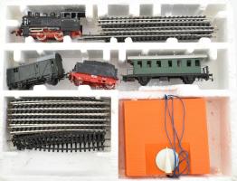 Piko vasútmodell terepasztal szett: kapcsoló, sínek, mozdony, 3 db szerelvény. Eredeti dobozában, használt állapotban, a doboz sérült.