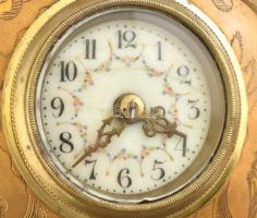 Kartel óra. Asztali óra XIX. sz. , kulcsos, rugójáratos szerkezettel. Díszített réz szép számlappal,...