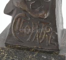 Olvashatatlan jelzéssel: Cleopatre. Spiáter, márvány talapzaton. kopásokkal, m: 20,5 cm