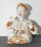 cca 1910 Kínai bólogatós és nyelvét mutogató porcelán figura, javított nyakkal, 11,5cm-es magassággal