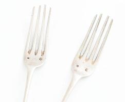 Ezüst(Ag) nyelű kés, 4 db + villa, 4 db, horpadásokkal + 1 db ezüst (Ag) kiskanál, sérült, jelzettek...