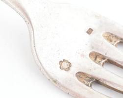 Ezüst(Ag) nyelű kés, 4 db + villa, 4 db, horpadásokkal + 1 db ezüst (Ag) kiskanál, sérült, jelzettek...