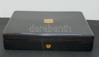 Nagyméretű fa szivardoboz fekete színben, béléssel és kulcs nélkül (21 x 28 x 5,5cm-es méretben)