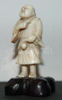 Csontból készült szerzetes figura talapzaton, 8cm-es magassággal