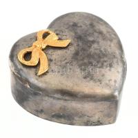 Szív alakú, ezüstözött fém ékszeres doboz, belül ragasztásnyomokkal, 10x10x5 cm
