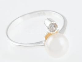 Ezüst(Ag) gyűrű tenyésztett gyönggyel, jelzett, méret: 55, bruttó: 2,2 g