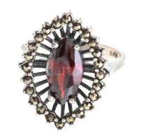 Ezüst(Ag) ovális gyűrű piros kővel, jelzett, méret: 55, bruttó: 4,1 g