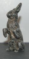 Üldögélő nyúlszobor bronzból, 6,5cm-es magassággal