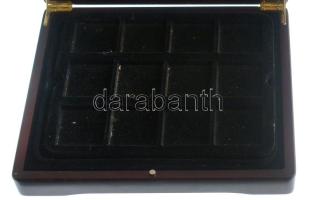 Mahagóni fa éremtartó kazetta bársonybéléssel, 2 kivehető tálcán összesen 24 darab 50x50mm méretű fé...