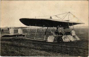 Petróczy István cs. és kir. százados tábori pilóta Pischof monoplánon, amellyel 1910-ben Bécsújhelyről Fischamendbe repült. Első magyar katonai pilóta / First Hungarian military pilot + "1917 Hadi Repülő Kiállítás" So. Stpl (EB)