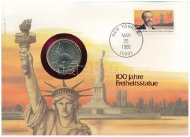 Amerikai Egyesült Államok 1986D 1/2$ Cu-Ni "Szabadság szobor / Bevándorlók nemzete" forgalomba nem került emlékkiadás felbélyegzett borítékban, bélyegzéssel, német nyelvű leírással T:1 USA 1986D 50 Cents Cu-Ni "Statue of Liberty / A Nation of Immigrants" non-circulating commemorative coin in envelope with stamp, cancellation, and a description in german C:UNC  Krause KM#212