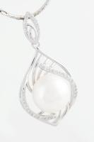 Ezüst(Ag) szögletes kígyó nyaklánc nagyméretű tenyésztett gyöngy medállal, jelzett, h: 54 cm, bruttó: 10 g