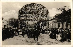 1938 Párkány, Stúrovo; bevonulás, Éljen Horthy! Mindent vissza! Győzött Magyarország! díszkapu, magyar zászló / entry of the Hungarian troops, decorated gate, Hungarian flag