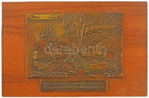 1981. Hungarocamion - Vállalatunk fennállásának 15. évfordulója alkalmából egyoldalas bronz plakett (190x128mm) és kiegészítő plakett (135x22mm) fa lapra erősítve T:1-