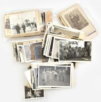 Vegyes fotó tétel, benne német katonai fotók az 1940-50es évekből, családi képek, néhány okmány. cipősdoboznyi