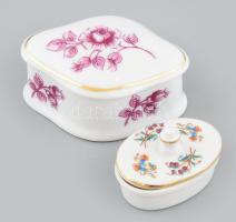 2 db Hollóházi porcelán gyógyszeres dobozka. Matricás, jelzett, minimális kopással, a kisebb nem illeszkedő fedéllel, 7,5x5,5x3,5 cm, 5x3x3 cm