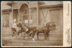 cca 1890 Mezőpagocsa a Szentkirályi család parádés kocsin, a saját birtokuk előtt. Kabinetfotó 11x17 cm