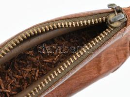 Extra fa pipa, jelzett, h: 14 cm. Bőr tokban, szurkálóval, dohánnyal