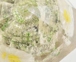 Virágos üveg levélnehezék, kopásnyomokkal, csorbával, d: 8 cm