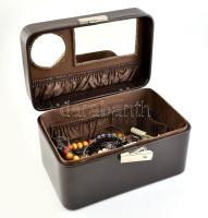 Nagy tükrös kozmetikai táska, benne, bizsuk, krém, lakk, szájceruzák stb. 21x34x21 cm