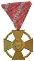 1947. Magyar Köztársasági Érdemérem arany fokozata aranyozott bronz kitüntetés mellszalagon T:1- patina NMK 493.