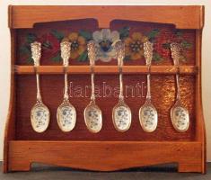 6db rozsdamentes tűzzománc díszítésű kávéskanál, fa fali tartóval