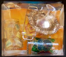 2db ezüstözött tálca kisebb hibákkal illetve 2db üvegkorsó bélyeg- és virágdíszítéssel