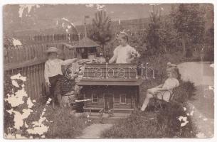 1912 Ruttka, Vrútky; Babaház az udvaron gyerekekkel / doll house with children. photo (EK)