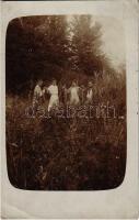 1917 Homokszil, Uljma; hölgyek a kiserdőben / ladies in the forest. photo (EK)