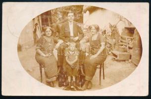 1912 Cigány család, fotólap, 9×14 cm