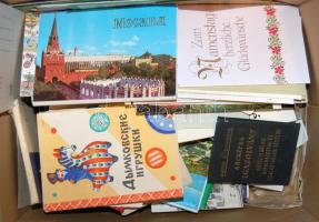 Nagy vegyes nyomtatvány, okmány tétel, benne: bizonyítványok, igazolások, munkakönyvek, térképek, fényképek, képeslapok, levelek és egyéb papír régiségek