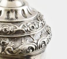 Ezüst (Ag) Historizáló emlékserleg. Nettó: 272 g., belül aranyozva. Kerek talpán, szárán, foglalatán...