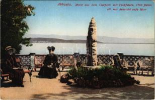 Abbazia, Opatija; Motiv aus dem Curpark mit Tropfstein, 9300 Jahre alt mit Aussicht aufs Meer / 9300 éves cseppkő a parkban / 9300 years old stalactite (fl)