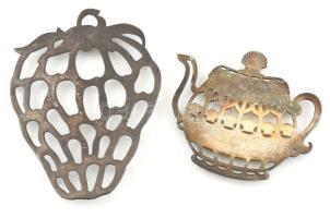 Teáskanna és eper formájú edényalátét, ezüstözött fém, kopott, 18x19 és 26x19 cm