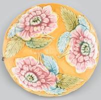 Virágmintás fajansz tányér, kopott, jelzés nélkül, d: 21,5 cm
