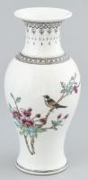 Zhonguo Jingdezhen Zhi Famille Rose kínai váza, 1950 körül, kontúr matricás, kézzel festett porcelán, jelzett, apró kopásnyomokkal, m: 17 cm