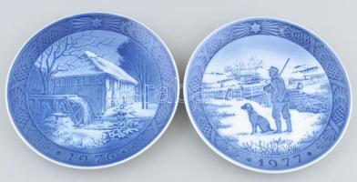 2 db Royal koppenhágai dísz tányér, 1976, 1977, jelzett, kopott, d: cca. 18 cm