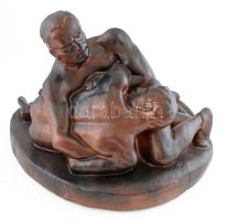 MM jelzéssel: birkózók. Festett gipsz, kopásokkal, d: 35 cm