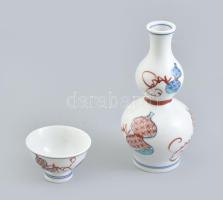 Japán szaké kiöntő és csésze. Kézzel festett, jelzett, minimális kopással, m: 3,5-14,5 cm
